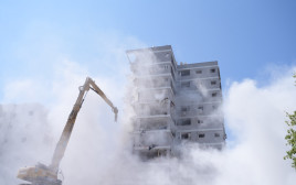 הריסות הבניין בבת ים (צילום: אבשלום ששוני)