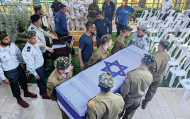 הלוויתו של מאיר שמעון עמר ז"ל שנפל בתקרית בבית חאנון (צילום: ניצן צבי כהן)