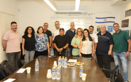 קוניק עם העובדים שבתיהם נפגעו בתקיפה מאיראן (צילום: עיריית גבעתיים)