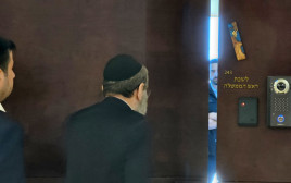 ח"כ משה גפני בפתח לשכת ראש הממשלה (צילום: אברהם בלוך)