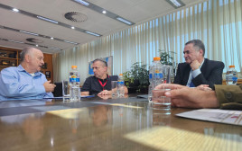 פגישה עם שר הביטחון כ"ץ לפיתוח הביטחון והתעשיות בערד (צילום: עיריית ערד)
