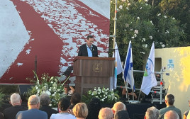 יצחק הרצוג בחניכת אתר ההנצחה "כתב ושם" בכפר עזה (צילום: פלד ארבלי)