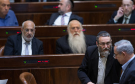 בנימין נתניהו עם ח"כ חרדים במליאה (צילום: יונתן זינדל, פלאש 90)