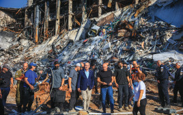 נתניהו בזירת הנפילה במכון וייצמן (צילום: איתי רון פלאש 90)