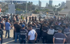 ועד עובדי מפעל המלט "נשר" ברמלה חוסמים את עובדי הקבלן (צילום: ועד העובדים של מפעל "נשר")