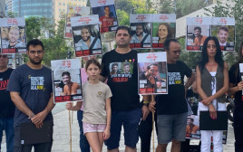 משפחות החטופים בהצהרה מול הקריה (צילום: אבשלום ששוני)