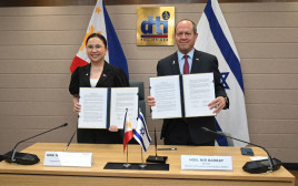 ניר ברקת חותם על הסכם סחר בפיליפינים (צילום: תקשורת שר הכלכלה והתעשייה)