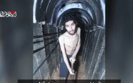 החטוף אביתר דוד חופר את הקבר של עצמו בסרטון אות החיים שפרסם חמאס (צילום: מטה משפחות החטופים)