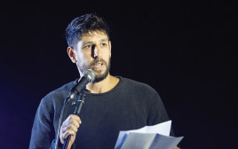 עידן עמדי נואם בהפגנת הימין (צילום: יונתן זינדל פלאש 90)