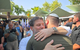 שר האוצר בצלאל סמוטריץ׳ בגיוס בנו בניה לגבעתי (צילום: ללא)