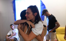 גל גדות מחזקת את משפחות החטופים (צילום: ליאור רוטשטיין)