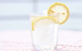 מים עם לימון (צילום: אינג'אימג')