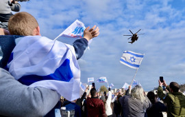 ישראלים מנופפים למסוק של אלי-ה כהן  (צילום: אבשלום ששוני)