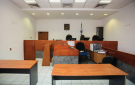 אולם בית משפט ריק (צילום: יונתן זינדל, פלאש 90)