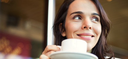 אישה שותה קפה, צילום אילוסטרציה (צילום: istockphoto)