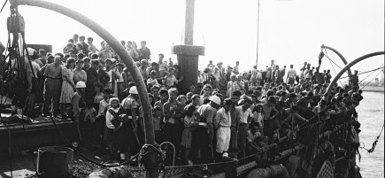 אוניית המעפילים אקסודוס, טרם גירושה מנמל חיפה בידי שלטונות המנדט (צילום: הנס פין, לע"מ)