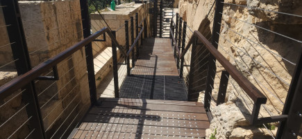מדרגות כניסה חדשות לטיילת הדרומית (צילום: פמי)