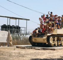 מבקרים במוזיאון יד מרדכי (צילום: מוזיאון יד מרדכי)