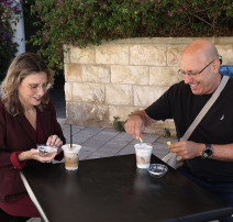 יעל דורון ובן זוגה (צילום: פול סגל)