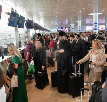 נוסעים מחכים בתורים בנתב"ג (צילום: אבשלום ששוני)