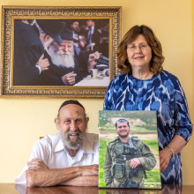הרב דוד נול ורעייתו מרים, הוריו של החייל משה שמואל נול ז"ל (צילום: יוסי אלוני)