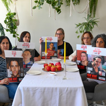 אמהות החיילים החטופים בשיחה משותפת (צילום: פאולינה פטימר)