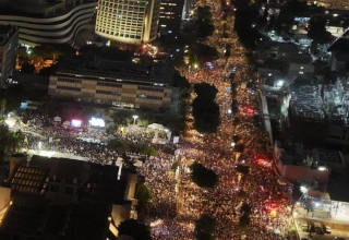 המונים בעצרת המרכזית בכיכר החטופים ביום העצירה (צילום:  מטה משפחות החטופים)
