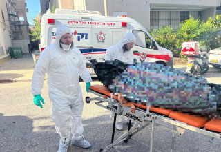 זק"א מפנים גופה בחולון (צילום: דוברות זק"א)