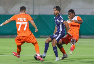 גיא סנקר שחקן מ.ס. קרית ים לפני ז'וניור טראורה שחקן הפועל ראשון לציון (צילום: קובי אליהו)