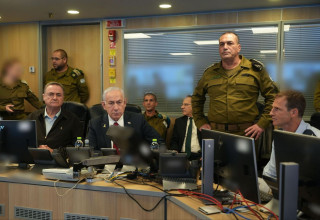 נתניהו, כ"ץ והרמטכ"ל זמיר ברגע התקיפות בתימן  (צילום: משרד הביטחון)