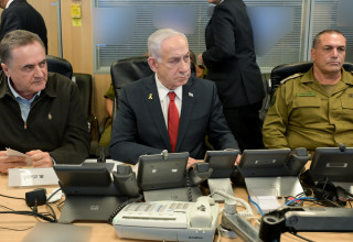 אייל זמיר, בנימין נתניהו וישראל כ"ץ בזמן התקיפה בתימן (צילום: מעיין טואף, לע"מ)