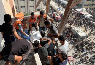 בית החולים נאסר בחאן יונס לאחר התקיפה (צילום:  רויטרס)