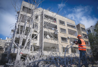 בניין ברמת גן שנפגע מטיל איראני (צילום: אבשלום ששוני)