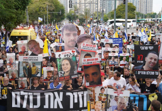צעדת משפחות החטופים מתכנסת בסבידור לקראת יציאה לכיכר החטופים (צילום: דנה רעני)