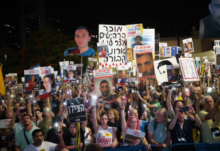 משפחות החטופים בכיכר החטופים, יום העצירה השני (צילום: דנה רעני)