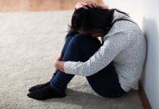 אישה מוכה. אילוסטרציה. (צילום: אינגאימג')