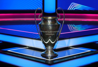 גביע האלופות מוצג לפני הגרלת ליגת האלופות 2025/26 (צילום: רויטרס)