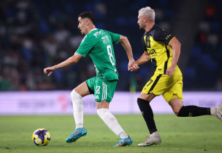 דולב חזיזה שחקן מכבי חיפה לפני עומר אצילי שחקן בית"ר ירושלים (צילום: מאור אלקסלסי)