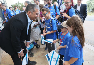 אופיר סופר עם העולים החדשים  (צילום: סיוון שחור)