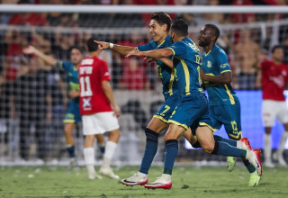 שחקני בני ריינה חוגגים עם אנטוניו ספר (צילום: מאור אלקסלסי)