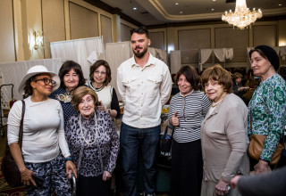 שורד השבי אנדריי קוזלוב עם שורדי השואה (צילום: יח"צ)