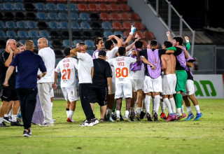 שחקני הפועל כפר שלם חוגגים (צילום: קובי אליהו)