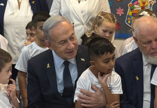 נתניהו עם ילדי כיתה א' ביום הראשון לימודים (צילום: לע"מ)