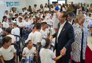יצחק ומיכל הרצוג בפתיחת שנת הלימודים בקריית שמונה (צילום: אייל מרגולין פלאש 90)