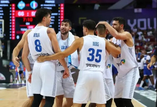 כמה גאווה. נבחרת ישראל בכדורסל (צילום: אודי ציטיאט)