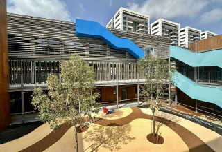 החצר המרכזית של בית ספר "אדם" (צילום: באדיבות "קיסלוב קיי אדריכלים"   )