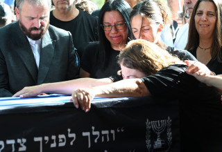 דלית אורון על קברו של בנה עידן שתיוי ז"ל בהלווייתו (צילום: פאולינה פטימר)