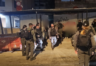 פשיטה על אתר בנייה ברחוב המעורר בגבעתיים (צילום: דוברות המשטרה)