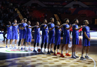 שחקני נבחרת ישראל בעת נגינת ההמנון (צילום: אודי ציטיאט)