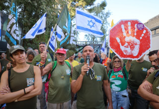 מחאה אחים לנשק מול ביתו של רון דרמר (צילום: מארק ישראל סלם)